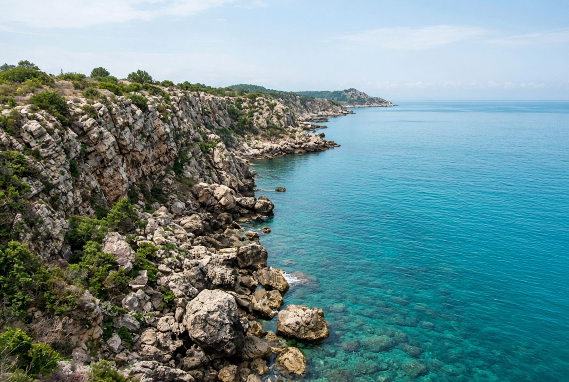 Скалистый мыс и прозрачная вода